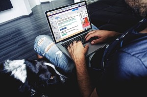 foto van man met laptop op schoot